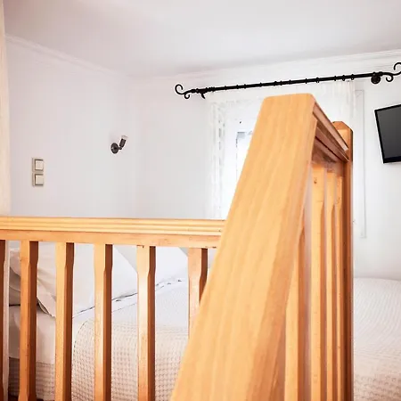 Garifalakis House * Pollonia